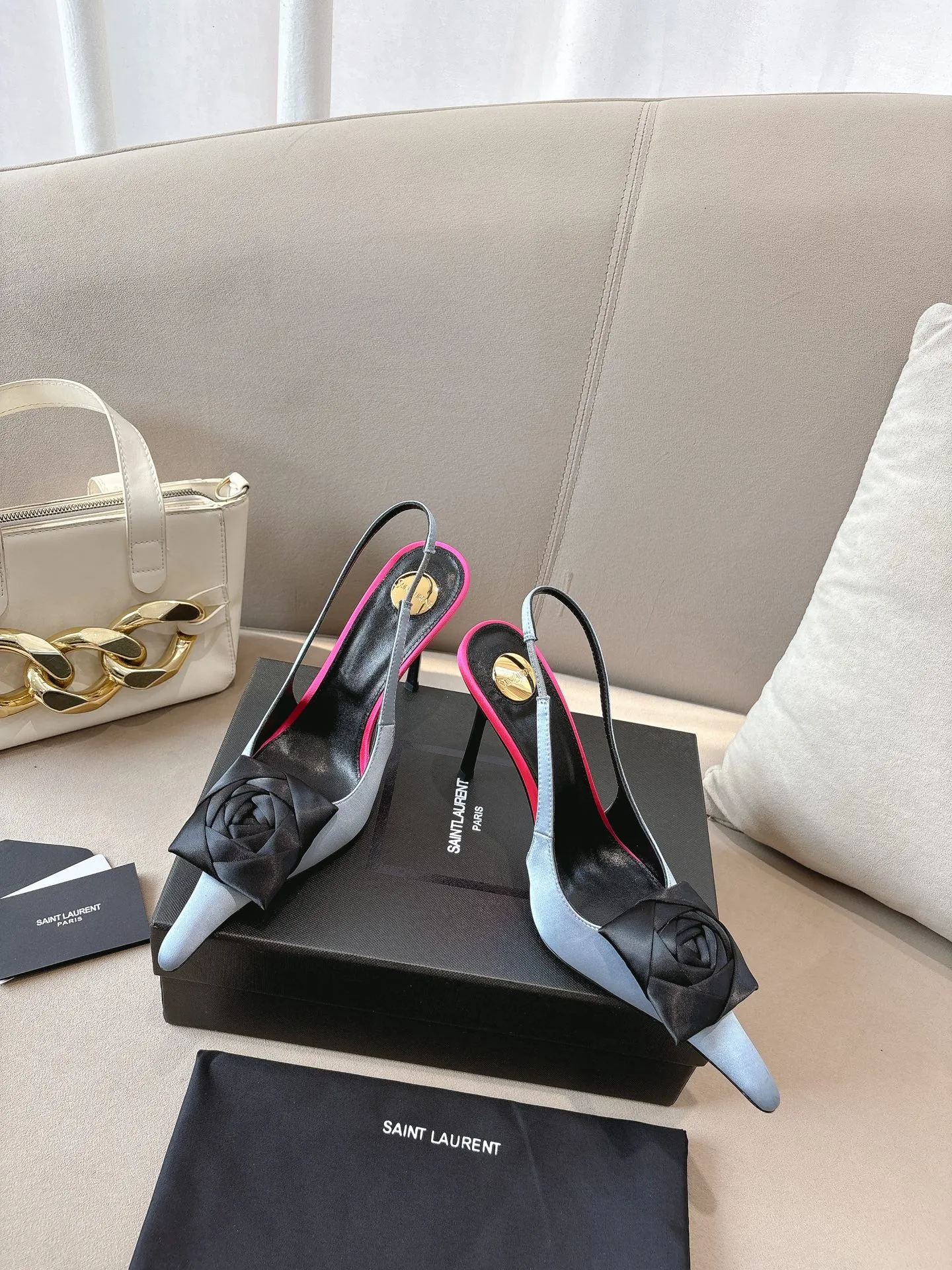 👟👟Ex-factory price 680👟👟 Saint Laurent ysl 25ss/autumn and winter ready-to-wear flower series catwalk style high heels. The toe and contrasting color design make the final effect quite impressive. The different colors are also very beautiful. Straight heels, curved heels, with flowers, and without flowers can be selected. Only YSL understands women’s hearts best and does not accept refutation. It is a super invincible feminine artifact, a must-have for women (z-brand full-body customization, own molded hardware accessories, perfect consistency) ✔ Upper: imported cow patent leather ✔ Inner lining: imported 🐑 goat leather ✔ Sole: imported genuine leather outsole ✔ Heel height: 10.5cm ✔ Size: 36-39 (40, 41, 42 can be customized and non-returnable) Flower style (full set of packaging)